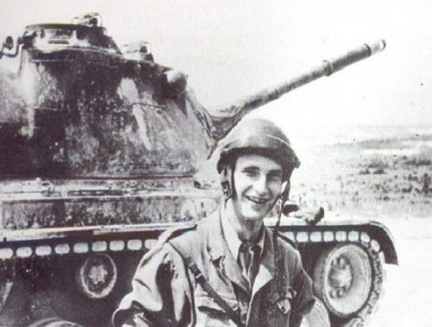 Лейтенант Жак Ширак,будущий президент Франции,у танка M47 Patton II, Алжир, 1956 год. интересно, люди, фото