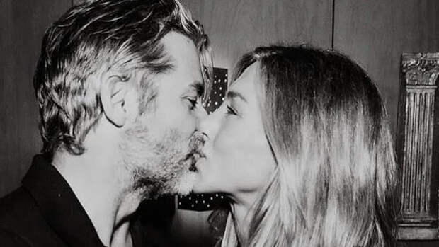 Перестали скрывать свою любовь: бойфренд Энистон опубликовал интимное фото с актрисой