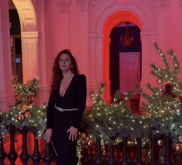 Актриса Шумакова появилась на публике в обтягивающем платье с глубоким декольте