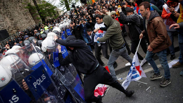 Более 140 человек задержали за сопротивление полиции 1 мая в Стамбуле