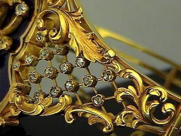 A FABERGE gold bangle bracelet influenced by French Louis XV style of the mid 18th century made in St. Petersburg between 1899 and 1903 by Faberge's principal jeweler August Holmstrom.