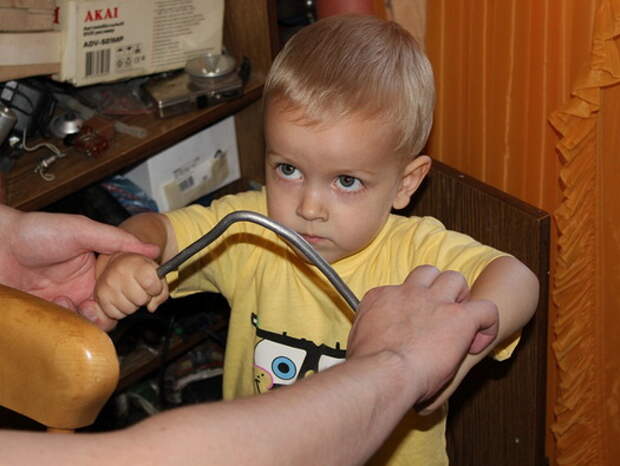 мужчина и домашние дела. мальчик мастерит. совместные игры с папами в детском саду. кухня для детей. картинка папы помощники.