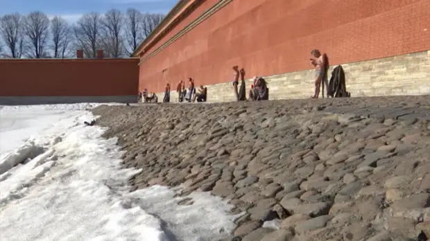 Петербуржцы уже начали принимать солнечные ванны у стен Петропавловской крепости