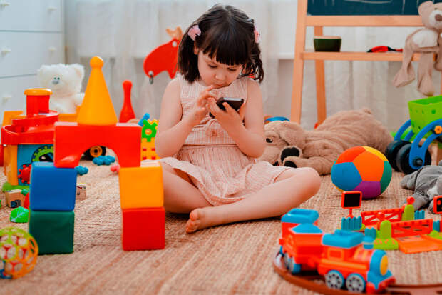 Невролог Бутенко: отсутствие совместной игры замедляет развитие речи ребенка
