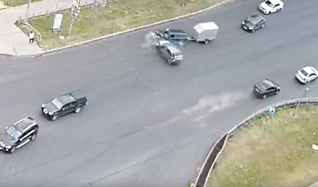 Шашечник с полным салоном людей устроил ДТП