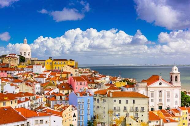 Самый старый квартал Лиссабона простирается от замка Святого Георгия, возвышающегося над городом, до берега реки Тежу.