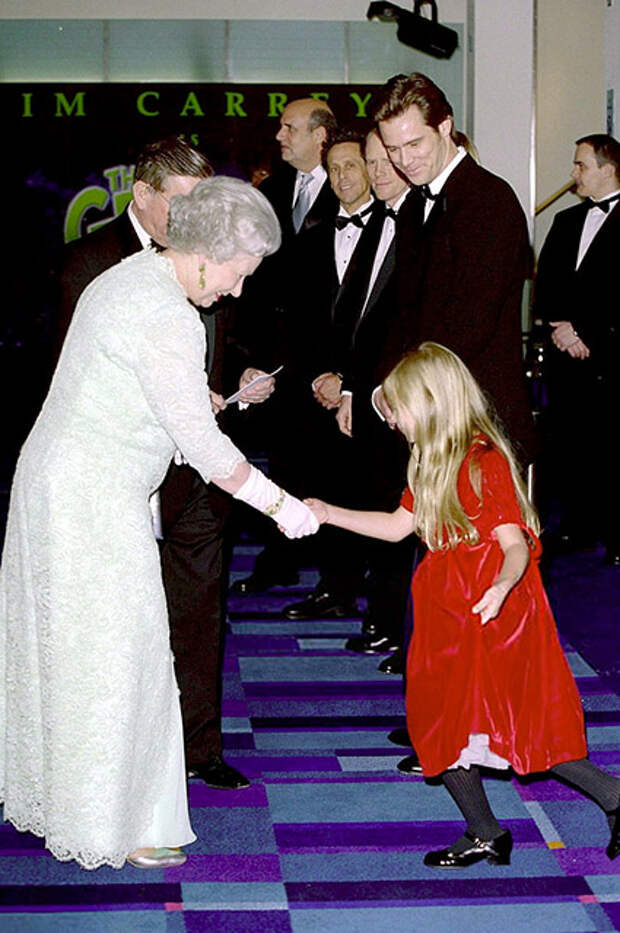 Королева Елизавета II и команда фильма "Гринч — похититель Рождества", 2000 год