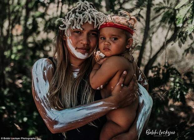 Фотограф поделилась удивительно колоритными снимками из недавней серии фотографий матерей и новорожденных "Благодаря ей, мы можем" ("Because of her, we can") беременность, дети, коренные жители, красиво, материнство, племена, фото, фотограф