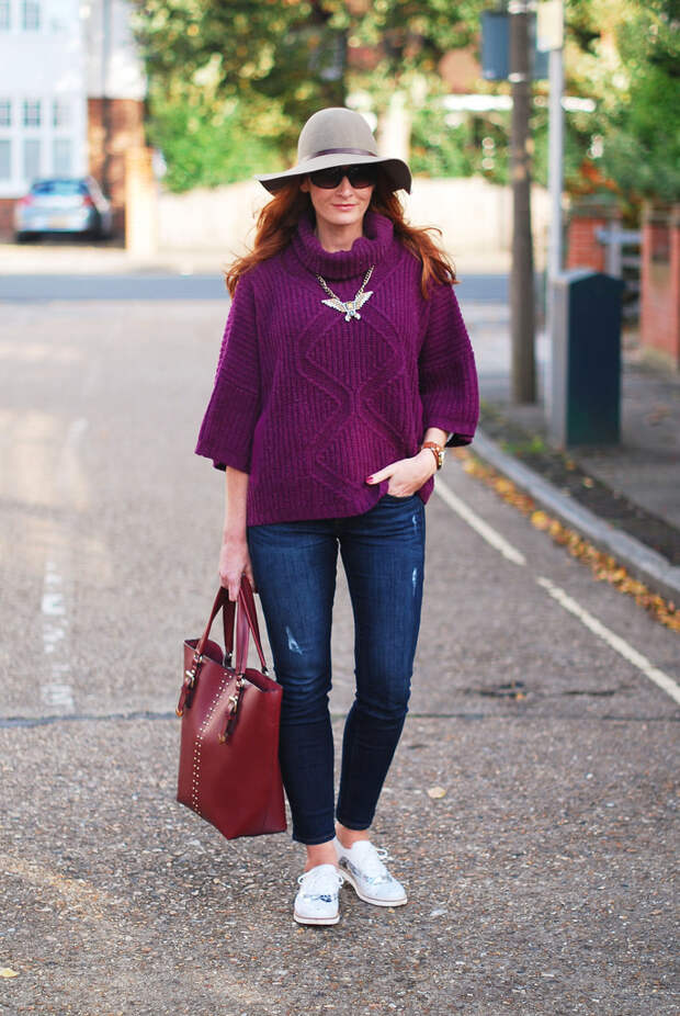 Seventies style - oversized purple knit, floppy hat