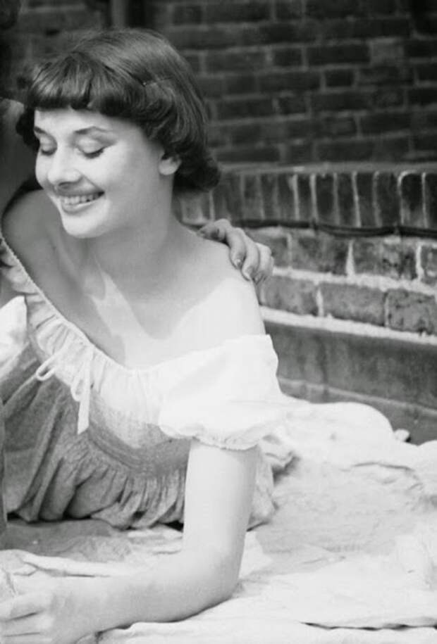 Невероятная Одри Хепбёрн. 30 детских и юношеских фотографий.