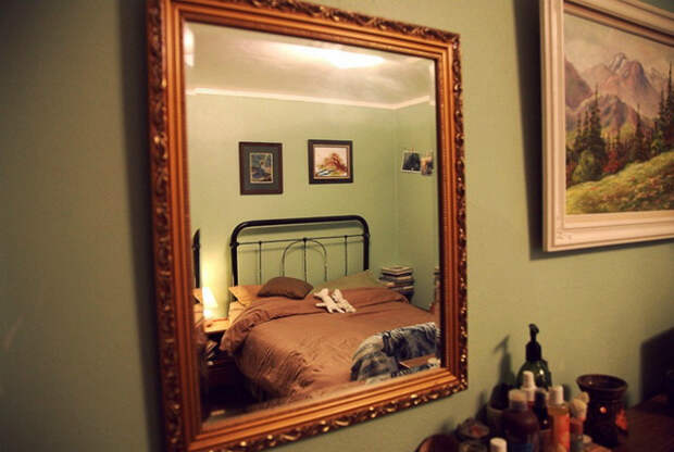 Зеркало в спальне.