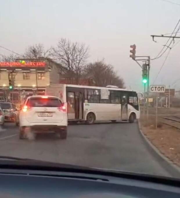 Утренняя пробка. Во Владивостоке автобус застрял на дороге и перекрыл две полосы