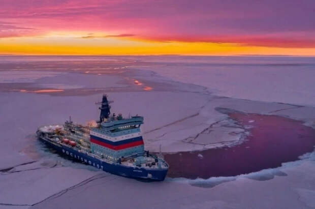 Ледоколы РФ помогают застрявшим во льдах Финского залива судам