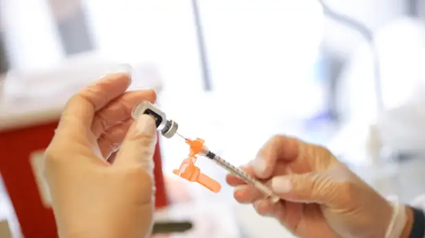 Власти США обязали крупные компании привить сотрудников до 4 января