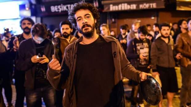 В Стамбуле прошел кастрюльный марш протеста (ФОТО, ВИДЕО)