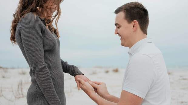 Психолог Розенова: Шутливые манипуляции могут подтолкнуть мужчину к женитьбе