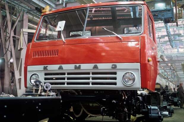 Первый грузовой автомобиль-тягач КамАЗ-5320 сходит с конвейера, 1 февраля 1976 г.