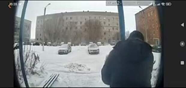 В Оренбуржье пьяный сосед-шизик избил 77-летнюю инвалидку, приревновав её к своему воображению.