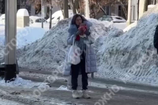 В Москве женщина вышла на остановку с младенцем без верхней одежды