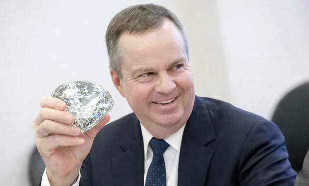 В Минфине призвали россиян покупать кольца с натуральными бриллиантами: совет дал чиновник с тысячами квадратных метров недвижимости