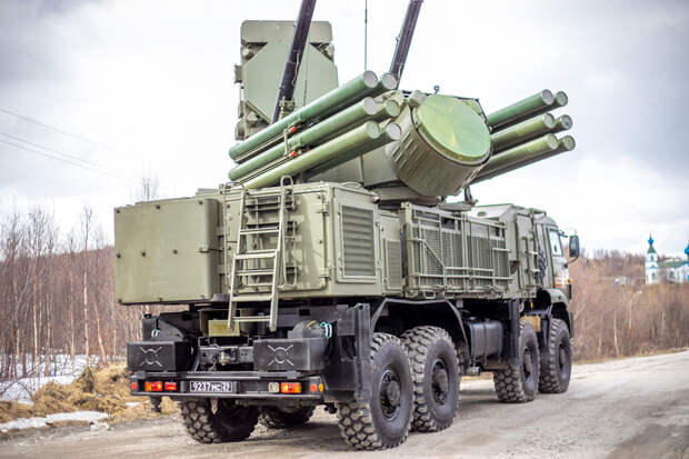 Экстренные службы прибыли на место падения обломков сбитого БПЛА в Новой Москве