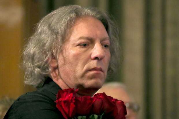 Дочь Олейникова рассказала, что отец вышел на улицу покурить и умер