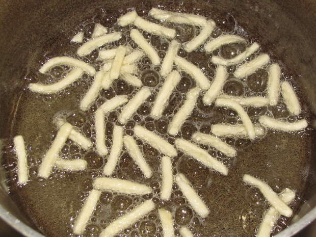 Обжарить небольшими порциями нарезанное тесто. пошаговое фото этапа приготовления чак-чак