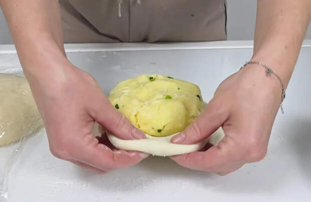 Домашние пироги с картошкой и грибами — вкус как в деревне: нежное тесто и много начинки