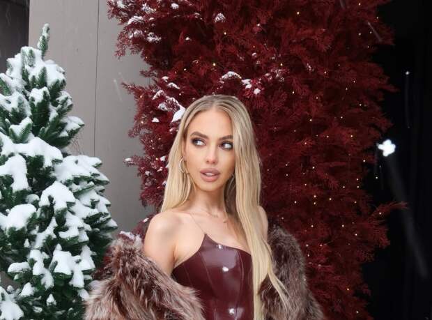 Актриса Надежда Сысоева показала фигуру в латексном мини-платье