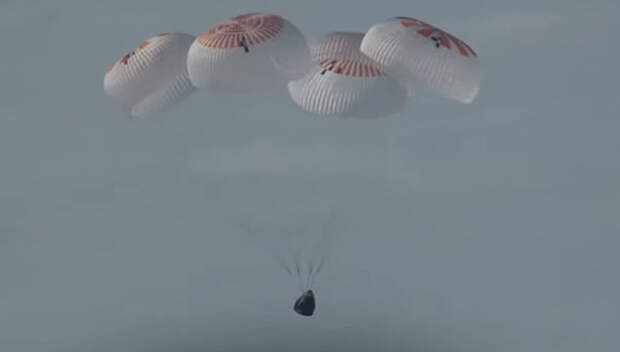 Корабль Crew Dragon с российским космонавтом на борту вернулся на Землю