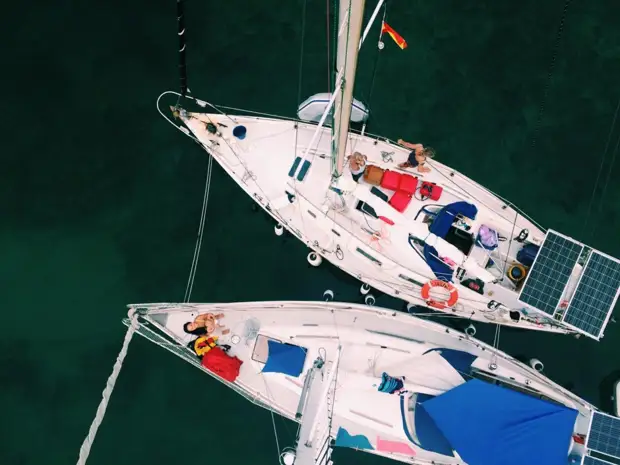 «Мы придумали себе мечту»: как семья Суриковых путешествует на собственной яхте