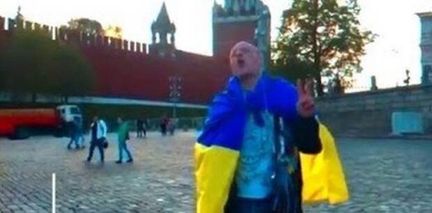 Пару лет назад украинец и вовсе пел гимн Украины на Красной площади. На дурака никто не обращал внимания...