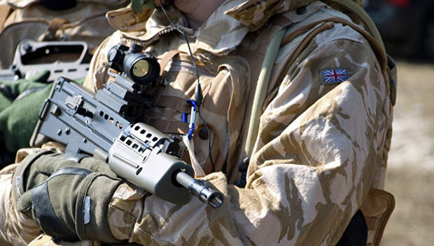 Солдат британской армии в оружием