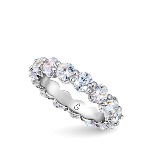 Кольцо обручальное из белого золота с бриллиантами, Grusha Diamonds, 850 000 руб.