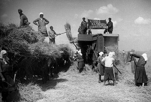Коллективизация на Украине. Колхозники помогают единоличникам на обмолоте хлеба, 1929 год