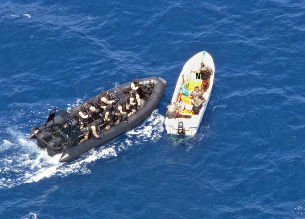 Группа захвата настигла одну из двух подозрительных лодок, замеченных с испанского десантного корабля Galicia. Фото: AFP / East News