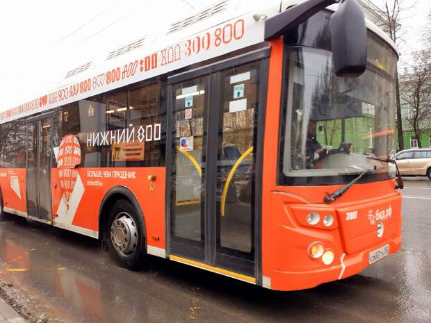 В центре Нижнего Новгорода автобус врезался в столб