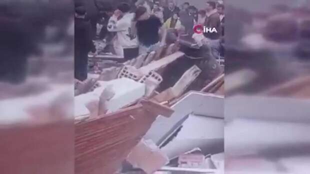 Причиной обрушения двух домов в Стамбуле стала утечка газа