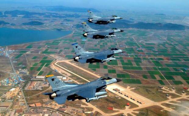 На фото: группа истребителей F-16 Fighting Falcon.