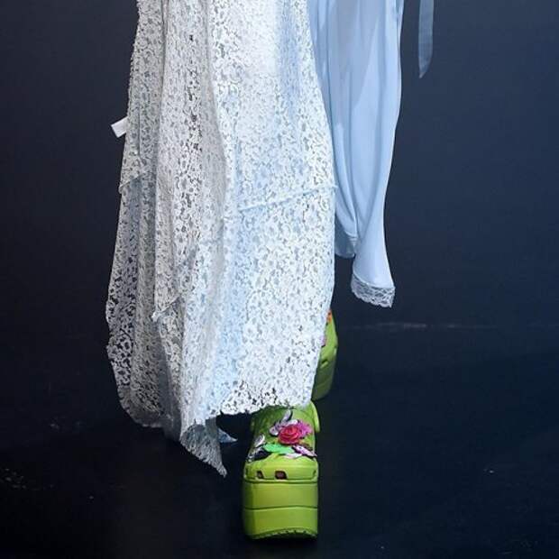 Balenciaga создала кроксы на платформе за 850 долларов