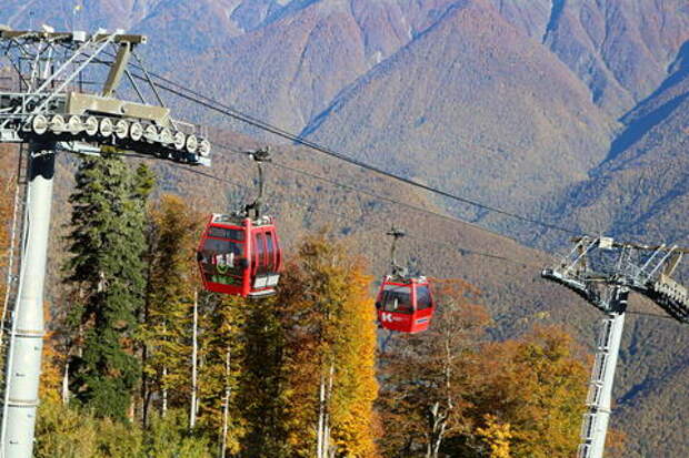 Канатная дорога с туристами остановилась в горах Сочи