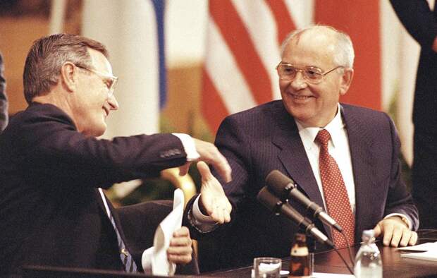 Горбачев в США пожимает руку Бушу 