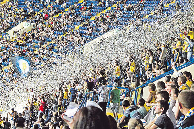 Фанаты делают «аргентину» - фейерверк из мелко нарезанных бумажек.