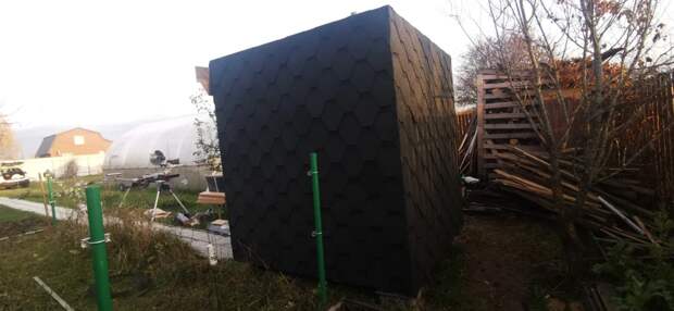 Самый маленький дом 2х2 метра за 100 000 рублей.