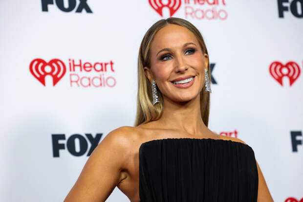 Популярная комикесса случайно оконфузилась на телешоу из-за мини-платья