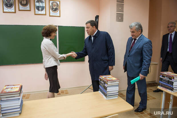 Свердловский губернатор решает, как будут работать школы