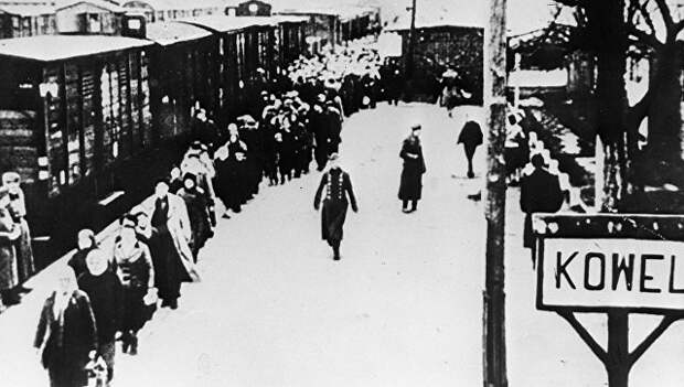 Украинский город Ковель. Гитлеровцы насильственно отправляют советских людей в Германию. Архивное фото
