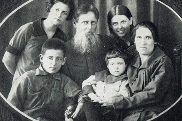 Бажов с любимой женой и детьми. /Фото:24smi.org Бажов с любимой женой и детьми. /Фото:24smi.org
