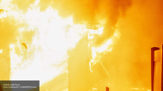 Сотрудники ГИБДД в Подмосковье спасли жителей горящего дома из огня