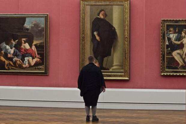https://i1.wp.com/antipriunil.ru/wp-content/uploads/2017/10/Photographer-goes-through-the-museums-to-capture-the-similarities-between-the-paintings-and-the-visitors-and-the-result-will-impress-you-59e6fac457bf2__700.jpg?resize=680%2C454&ssl=1